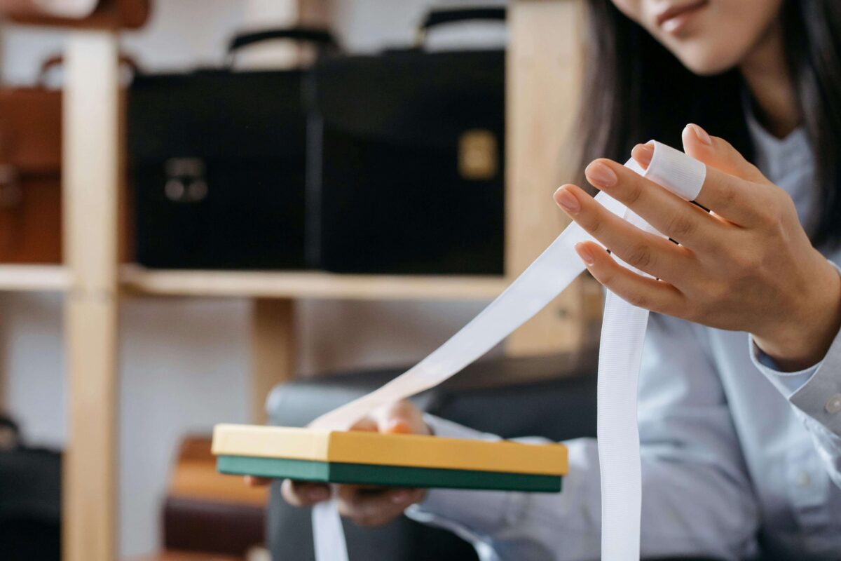 정부지원금 신청을 위해 영수증과 서류를 정리하며 정산 준비를 하고 있는 1인 사업자 프리랜서의 모습