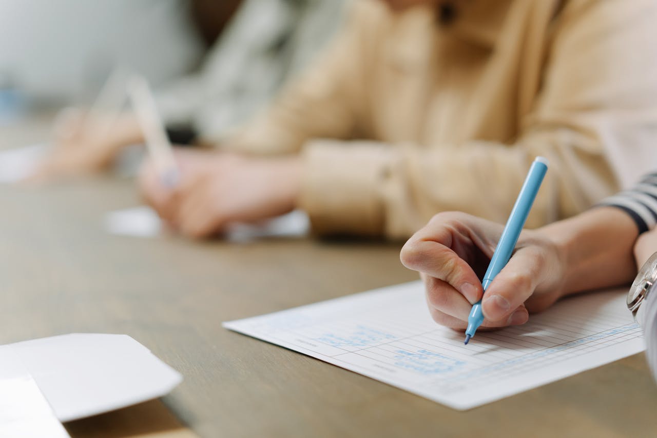 정부지원금 신청 조건을 확인하며 서류를 작성하는 1인 사업자