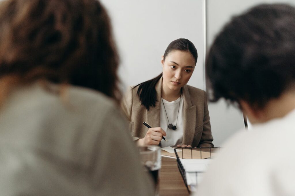 스타트업 대표가 첫 직원을 면접하는 장면