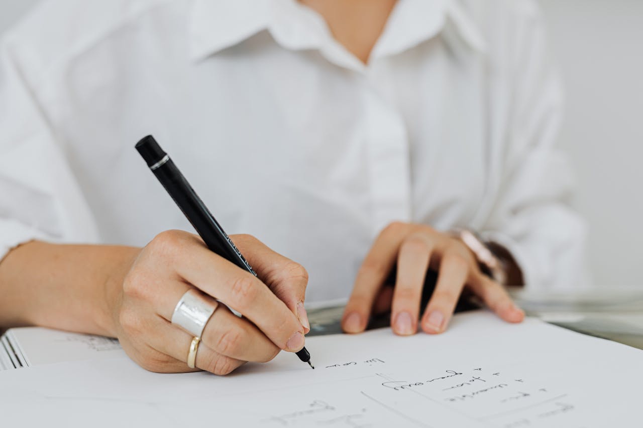 프리랜서가 정부지원금 추가 증빙 서류를 작성하는 모습