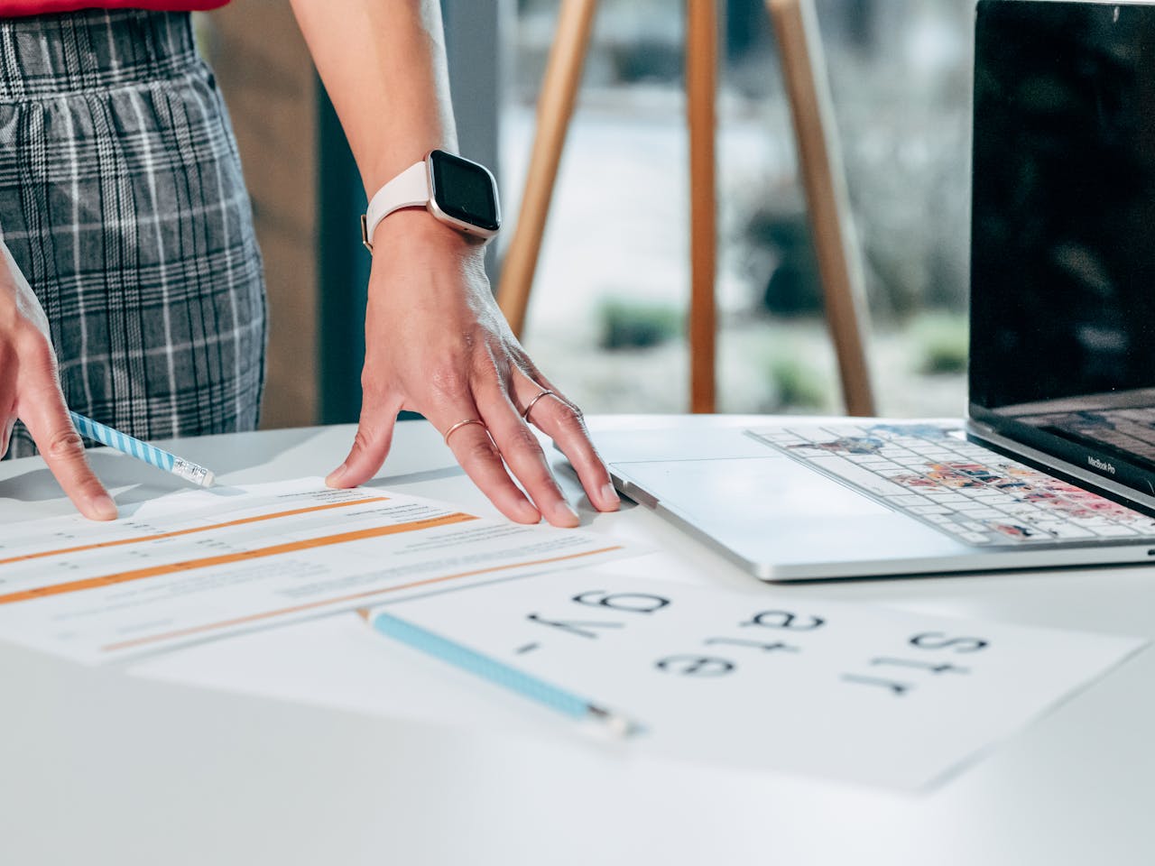 스타트업 팀이 예산 계획서를 검토하며 자금 운용 전략을 논의하는 모습