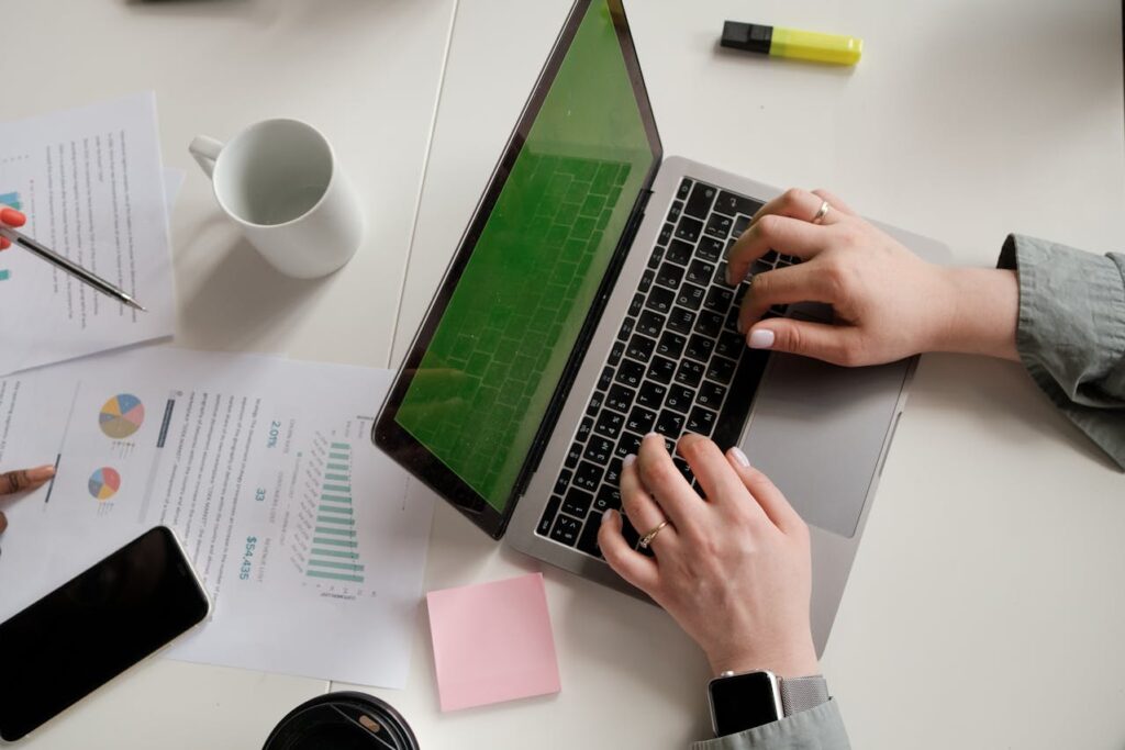 노트북으로 사업 전략을 준비하는 1인 창업자 작업 환경