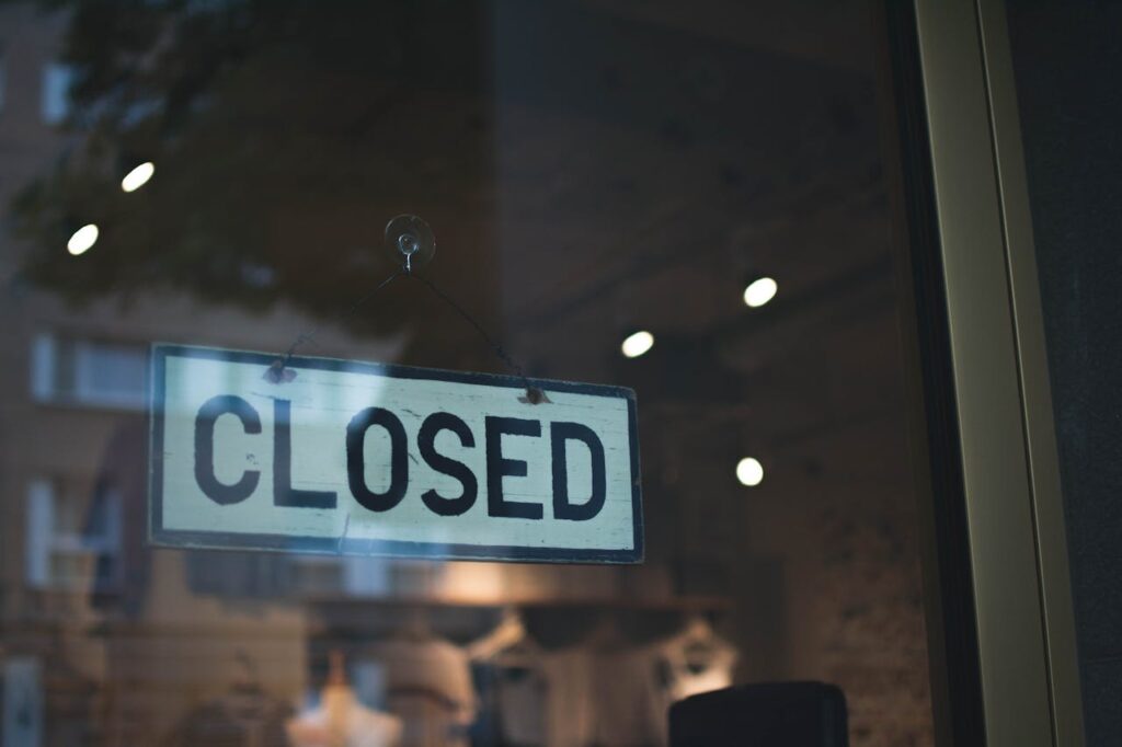 사업 종료와 폐업에 따른 정부지원금 자산 반납을 상징하는 문에 걸린 CLOSED 표지판